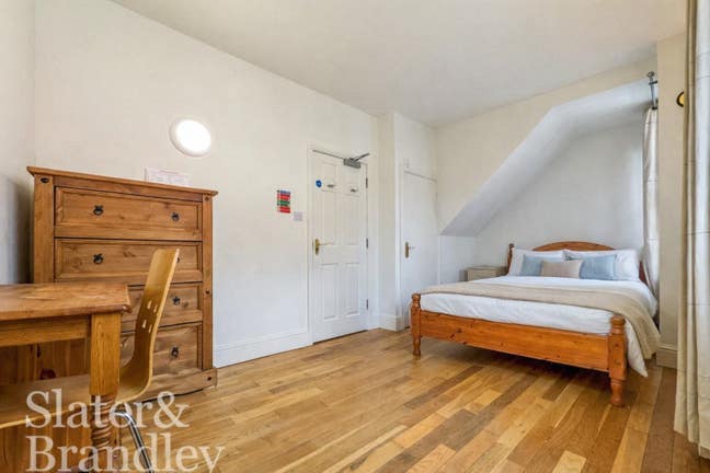 **Ensuite Room on Castle Boulevard** Main Photo