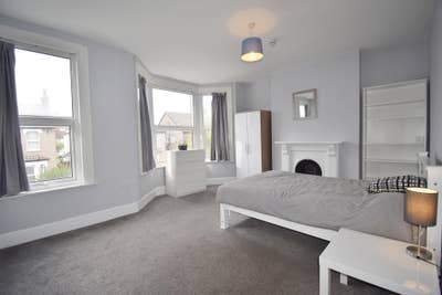 Extra Large Room - *3 mins walk from Tram Stop!* Main Photo