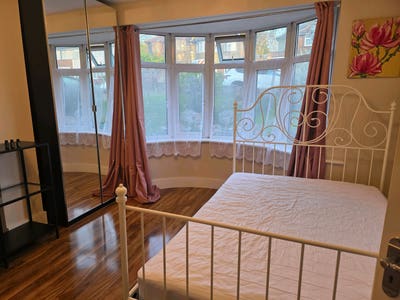 Excellent location close to central London  Main Photo