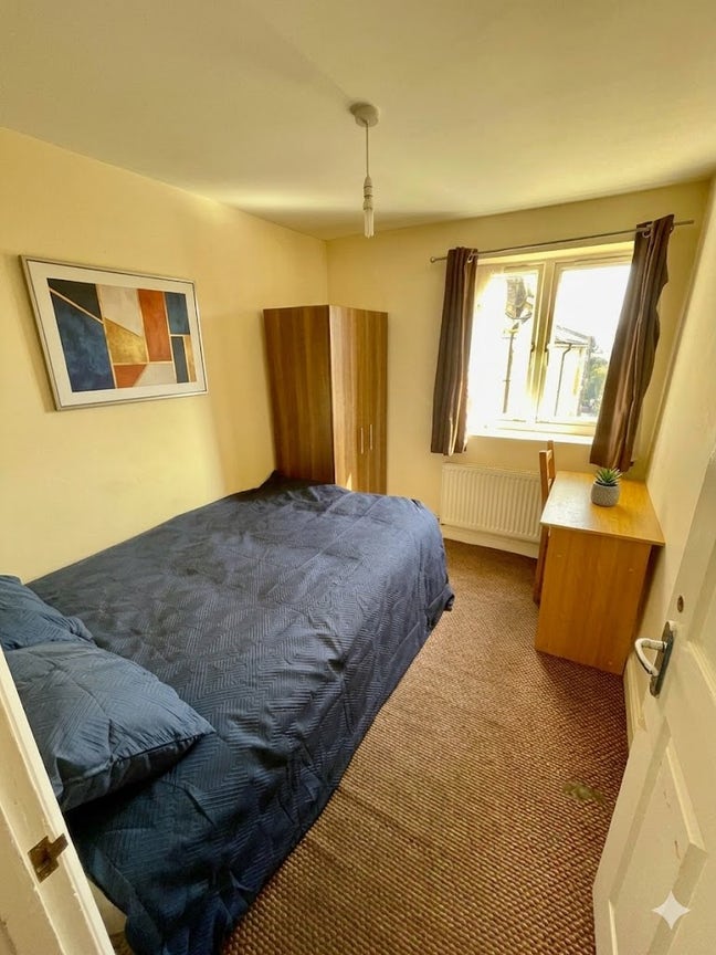 Stylish Double Room | 1 Min to Shadwell Station Main Photo
