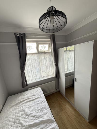 Single Room Close to Elizabeth Line Station Main Photo