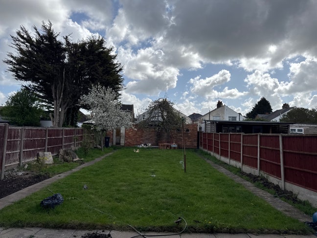 A clean and spacious double room is available for  Main Photo