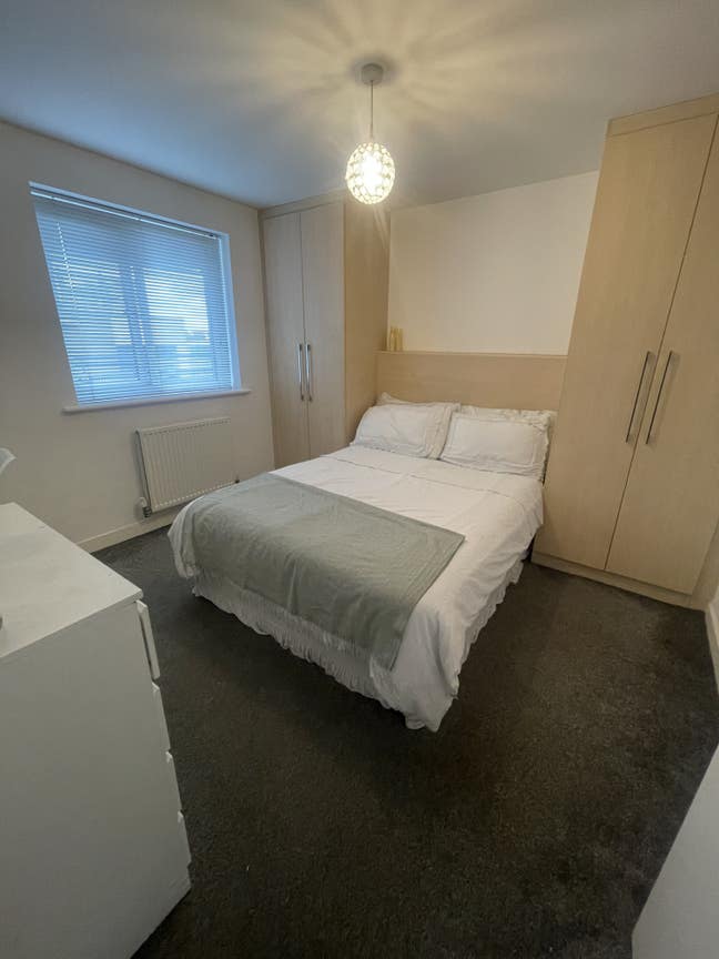 Room with spacious private bathroom available Main Photo