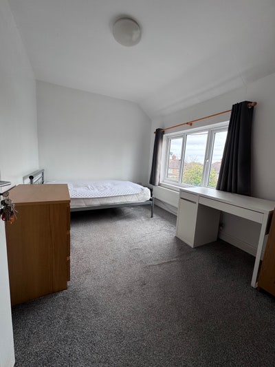 Large Ensuite room available in a house of 3 Main Photo