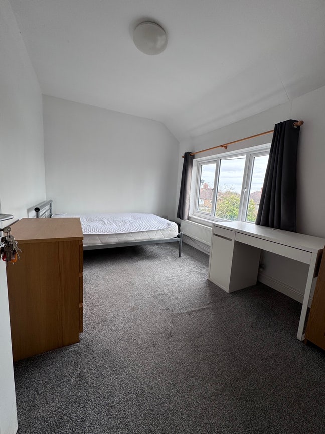 Large Ensuite room available in a house of 3 Main Photo