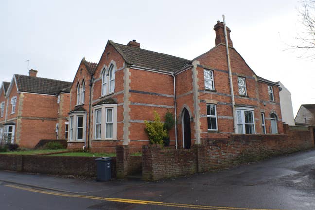 Double bedroom to rent in a shared house Main Photo