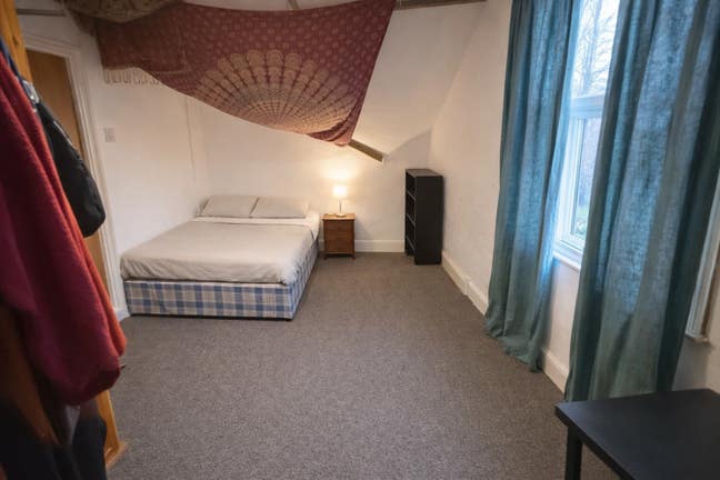 Spacious 7-Bedroom Shared House for Professionals  Main Photo