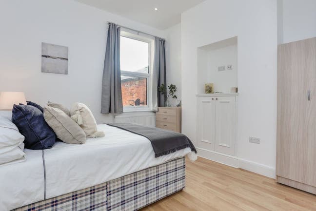 Large double room walking distance to Station  Main Photo