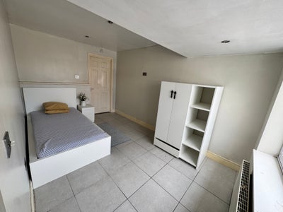 Spacious Room Available in Basildon (ensuite bath) Main Photo