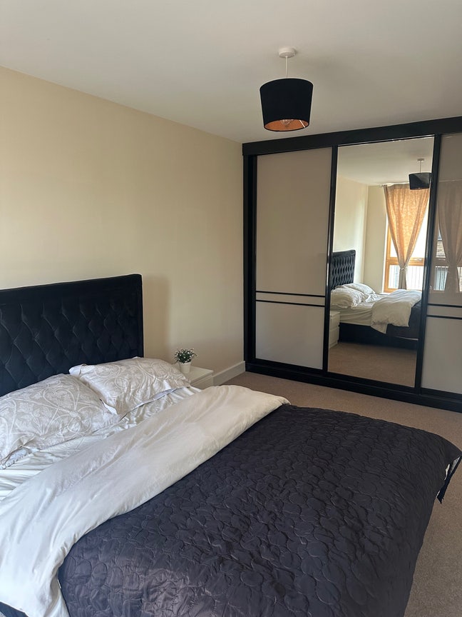 Large, Bright Double Room in Friendly Modern Home Main Photo