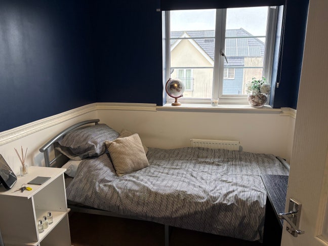 Clean quiet room in friendly  home in Maidenbower  Main Photo