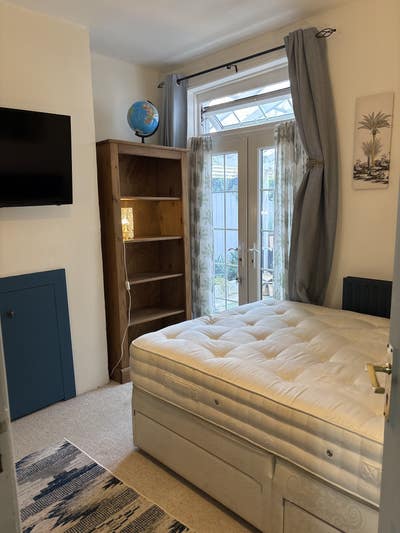 Double room in friendly family home–Near Hospital Main Photo