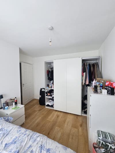 Furnished, modern double room-bills included! Main Photo