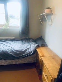 Stylish single room secure gated driveway    Main Photo