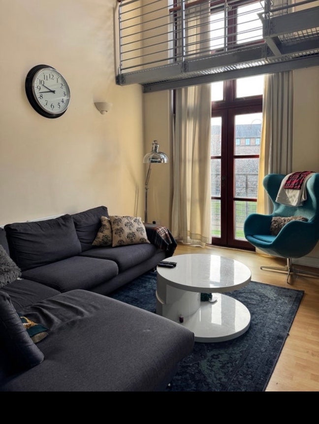 Room available in gorgeous 2 bed southside flat! Main Photo