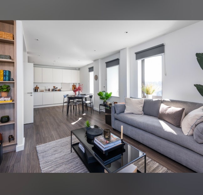 Bright double room in top-floor flat: 3 mins walk Main Photo