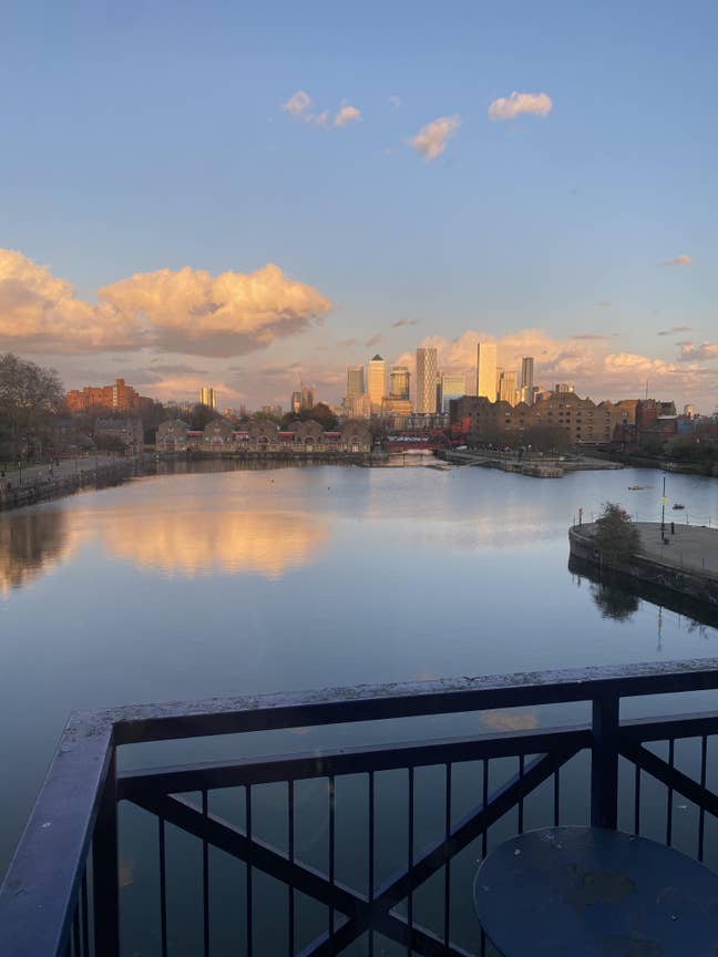 Room in Waterfront Wapping Flat (15 mins CW/City) Main Photo