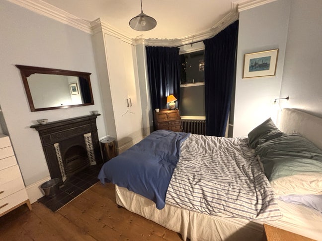 Large Double in a Victorian Flat, Near Private Use Main Photo