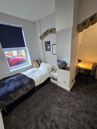   Room with parking  available  in  Wakefield  WF1 Main Photo