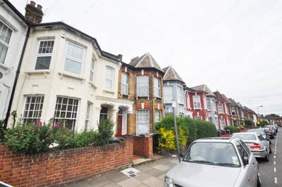 A beautiful 3 bedroom property in N15 Main Photo