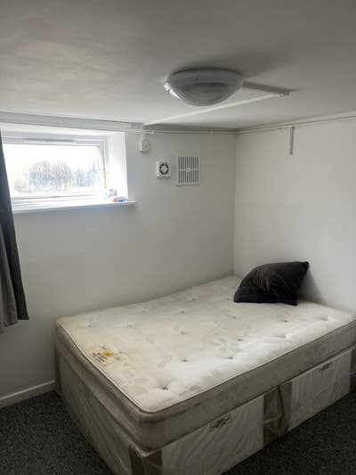 Basement double room with good natural light  Main Photo