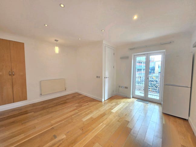 Newly decorated one bedroom flat with Balcony  Main Photo