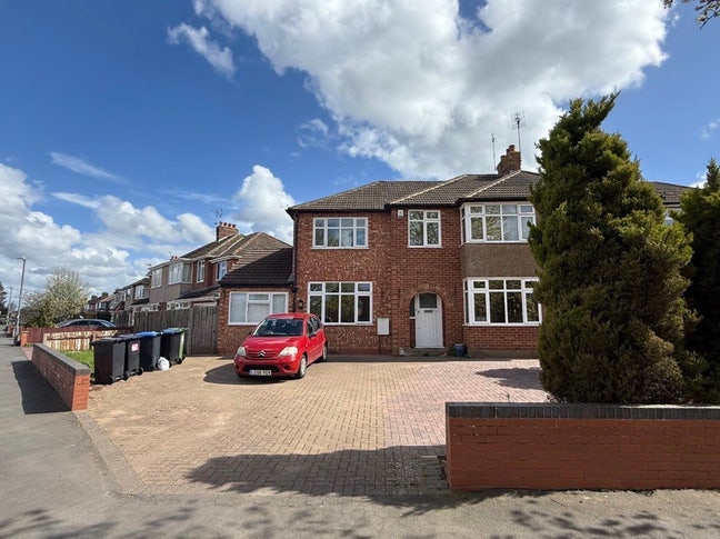 Large double bedroom avaliable for rent -Whitnash Main Photo