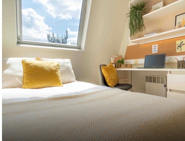 Modern Room in iQ The Arcade – Holloway Road (N7) Main Photo