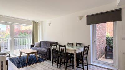 2-Bed w/ Private Garden 🌿 – Tower Hamlets Main Photo