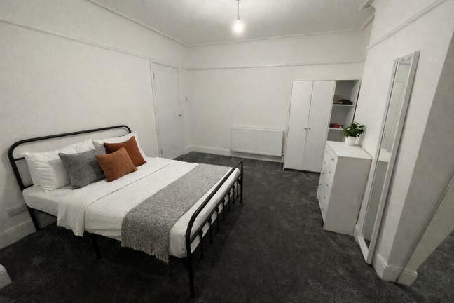 Large Double Room for Professionals near station Main Photo