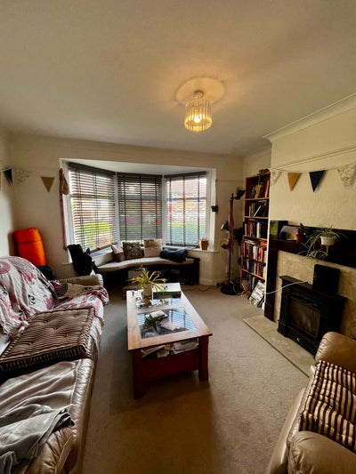 Bright Room in Queer Vegetarian House Share  Main Photo