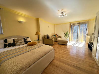 ✨ Huge Double + Private Balcony @ Tower Bridge Main Photo