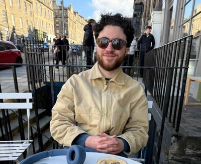 25 year old professional seeking a room  Main Photo