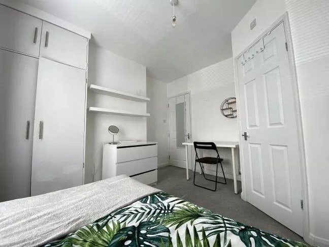1 spacious bedroom  Main Photo