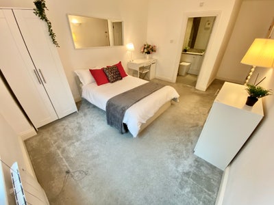 2 Ensuite Available in May – Crossharbour BILLS IN Main Photo