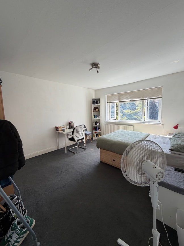 🌿 Bright & Spacious Double Room with garden view. Main Photo