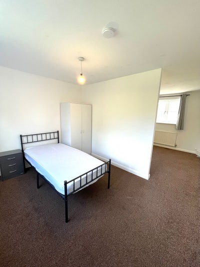🔥 Large Studio Room | Beck Row | Detached House  Main Photo