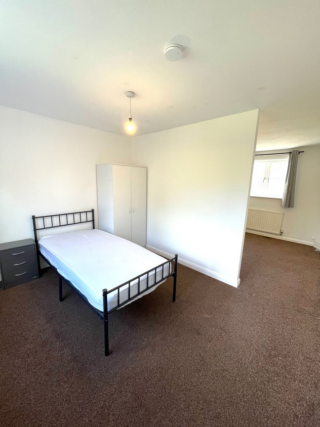 🔥 Large Studio Room | Beck Row | Detached House  Main Photo