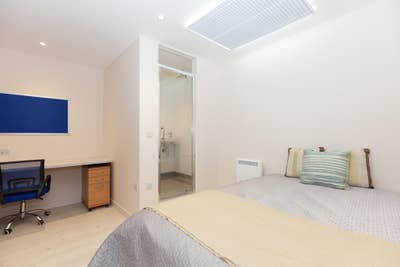 En-suite double bedroom for student in Cowley  Main Photo