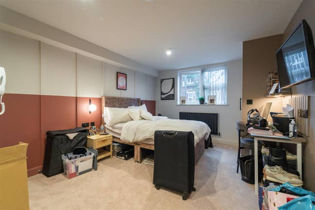 Fantastic Student Property  – Great Location – Six Main Photo