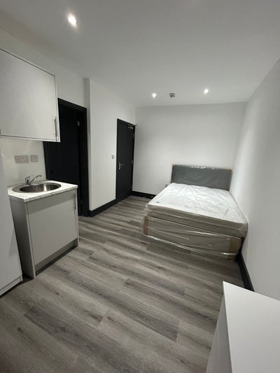 Double bedroom sharing for girl Main Photo