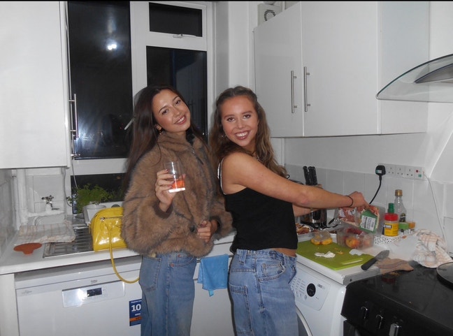 Looking for a flat share/roomates! Main Photo