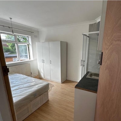 Furnished room to let with shower in wembley HA0 Main Photo