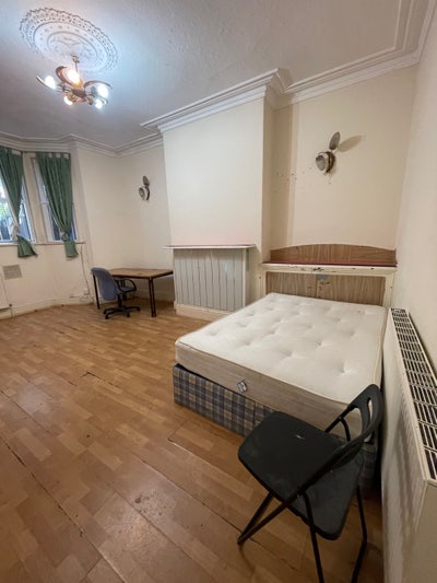 LS6 Room Immediate Move In Main Photo