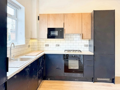A beautiful 2 bedroom property in E13 Main Photo