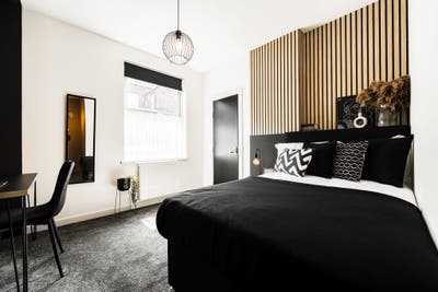 Spacious Room with Private Bathroom - Female House Main Photo