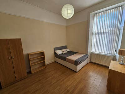 Large, Bright Room Close to Train Station Main Photo