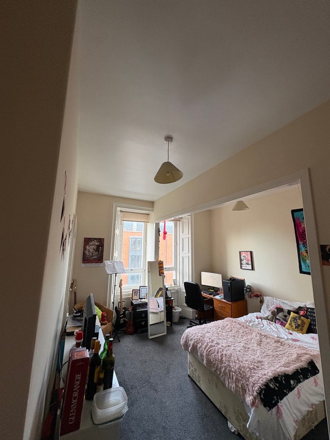 Spacious Double Room available in Leith Main Photo