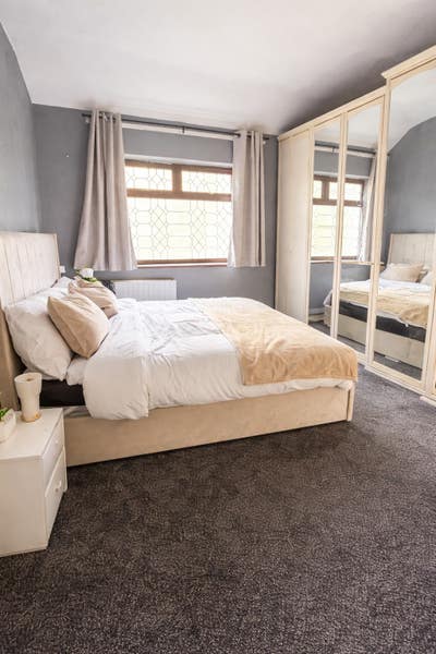 Large Double Room with Built-in Storage – Tilbury  Main Photo