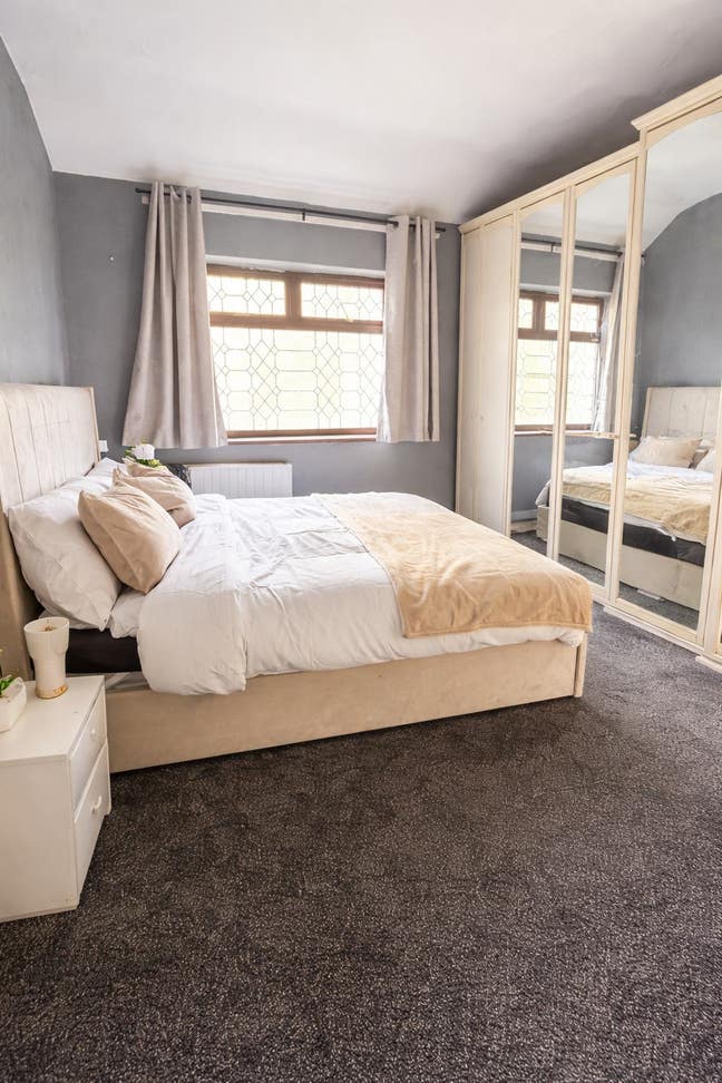 Large Double Room with Built-in Storage – Tilbury  Main Photo